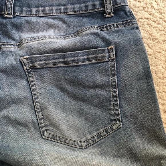 Platinum jean shorts, perfectly faded, can be worn with raw edge or rolled up - Picture 9 of 12